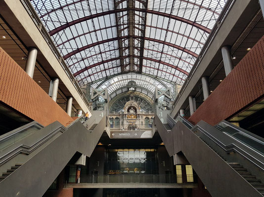 Antwerpen-Centraal mit drei Ebenen. Blick von der unteren Ebene nach oben