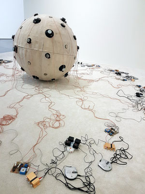 Zhang Ding (geb. 1980): N Kilometers towards the West, 2006. Sound installation, mixed media