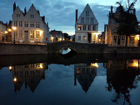 Abendliches Brügge. Blick von der Potterierei nach Westen zur Langerei