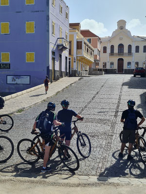 Straßenbild von Mindelo: Bikes von der AIDAsol