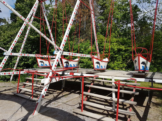 Schiffsschaukel, typisch für frühere Volksfeste