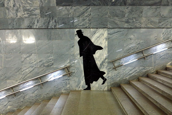 Dostoevskaja, Figur an der Treppe zur Bahnsteighalle