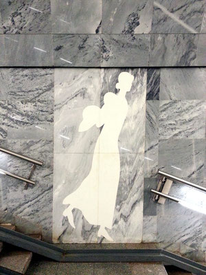 Dostoevskaja, Figur an der Treppe zur Bahnsteighalle