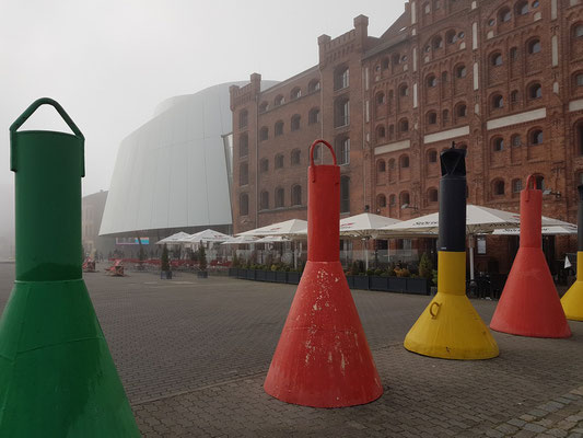 Hafenstraße mit den Speichern und dem Ozeaneum im Morgennebel