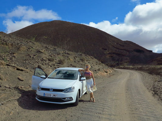 Unser Mietwagen VW Polo TSI vor dem Vulkan Caldera de Gairía