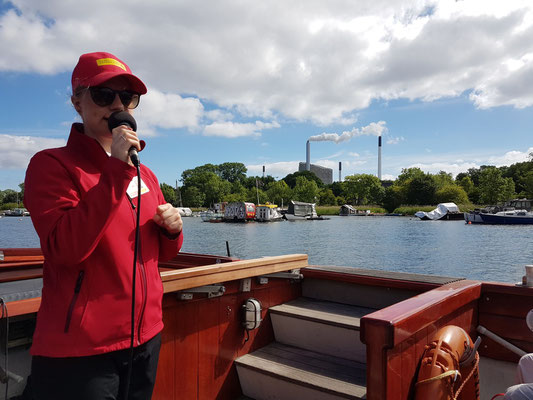 Hafen- und Kanalfahrt. Blick auf das Elektrizitätswerk HOFOR A/S - Amagerværket in Kopenhagen