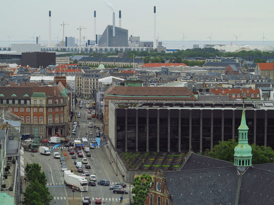 Blick vom Turm der Schlosskirche Christiansborg nach ONO, im Hintergrund das Elektrizitätswerk HOFOR A/S