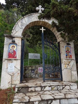 Eingang vom Strand von Bečići zur serbisch-orthodoxen Kirche Sv. Toma