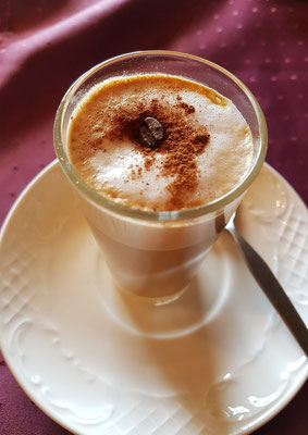 Barraquito (Kaffeespezialität der Kanaren:  Espresso, 30 ml Kondensmilch, 30 ml span.Likör 43, genannt cuarentatres, obenauf Milchschaum und etwas Zimt