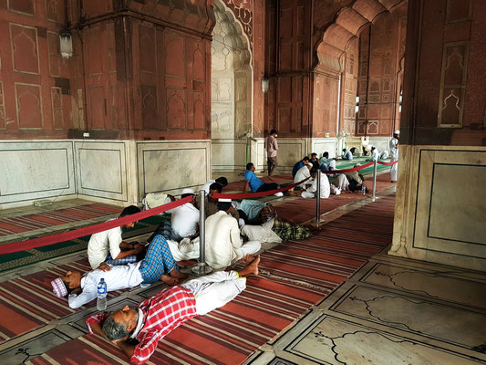 In der Gebetshalle der Moschee Jama Masjid