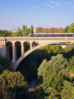 Adolphe-Brücke mit moderner Tram