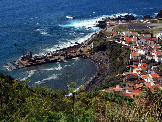 Blick auf den Hafen von Vila do Corvo