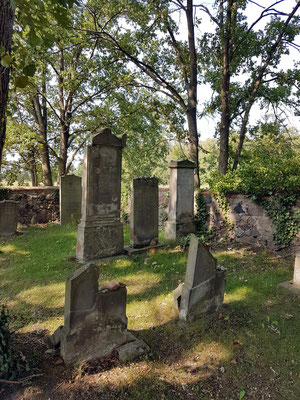 Jüdischer Friedhof in Groß Neuendorf, Grabsteine. Bau der jüdischen Synagoge 1865, Gottesdienste bis 1910