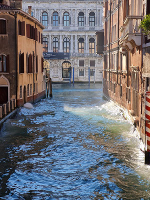 Blick vom Ponte Nicolò Pasqualigo auf den Rio di Noale und den Renaissancepalast Ca' Pesaro am Canal Grande. Wellengang nach schneller Durchfahrt eines Ambulanzschiffs des Grünen Kreuzes