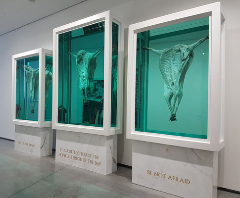 Damien Hirst (geb. 1965): God Alone Knows, 2007. Glass, painted stainless steel, silicone, mirror, stainless steel, plastic cable ties, sheep and formaldehyd solution, with steel and Carrara Marble plinths 