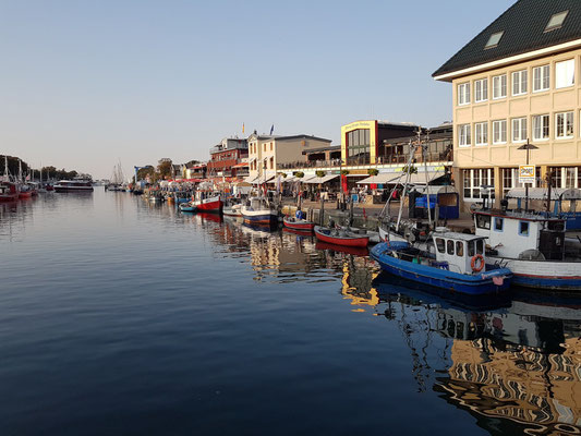 Warnemünde. Blick von der Bahnhofsbrücke auf den Alten Strom nach Norden