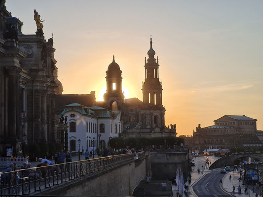 Abendstimmung an der Elbe, Blick zur Katholischen Hofkirche und zur Semperoper (rechts)