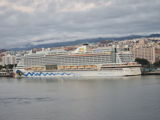 Schwesterschiff AIDAperla im Hafen von Santa Cruz de Tenerife