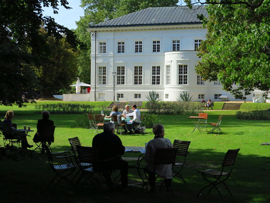 Seitenflügel von Schloss Neuhardenberg und Gartencafé