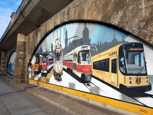 Wandmalerei an der Eisenbahnbrücke Ecke Magdeburger Straße/Könneritzstraße