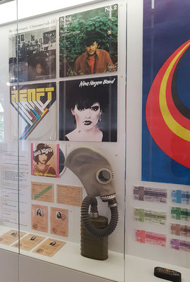 Ausstellungsvitrine im Dokumentationszentrum. Schallplatten mit den DDR-Künstlern Manfred Krug und Nina Hagen