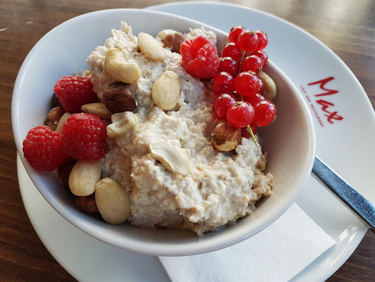 Max Bircher Müsli mit geriebenem Apfel, Naturjoghurt, Honig, Beeren und Nüssen