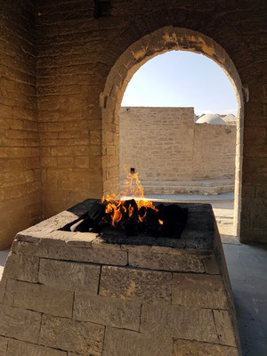 Feuer im Tempel, durch natürlich austretendes Erdgas gespeist