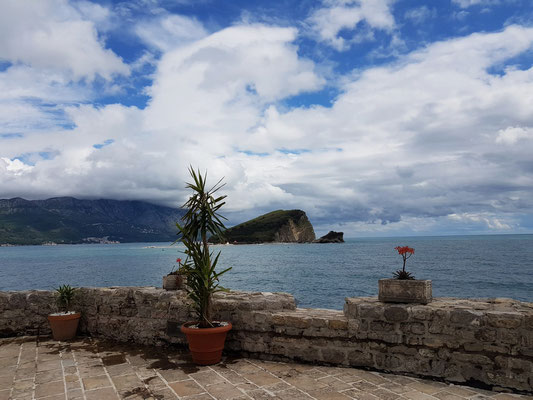 Blick von der Zitadelle auf die Insel Sveti Nikola