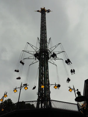 80 Meter hohes Kettenkarussell "Starflyer" im Tivoli