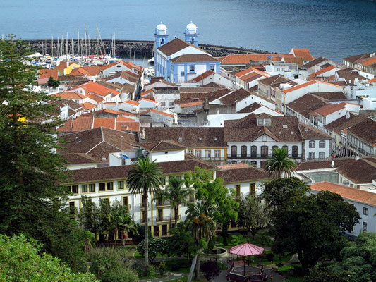 Angra do Heroísmo, Blick vom Alto da Memória, im Vordergrund der Jardim Duque de Terceira mit dem Angra Garden Hotel 