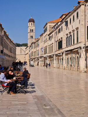 Stradun, die Hauptstraße in der Altstadt. Sie ist etwa 300 Meter lang und erstreckt sich vom Pile-Tor bis zum Ploče-Tor.