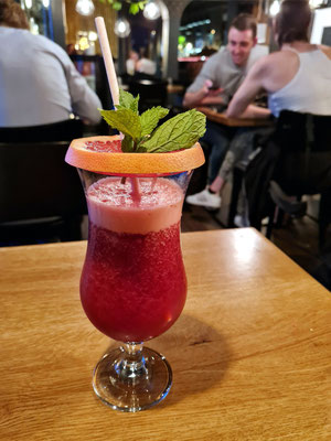 Cocktail: Mui Ne Sunrise (Himbeeren, Maracuja, Limettensaft, Chili und Wodka mit Zitronengras infusioniert)