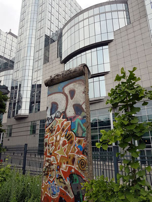 Originalstück der Berliner Mauer vor dem Europäischen Parlament