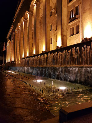 Brunnenanlage vor dem Parlament