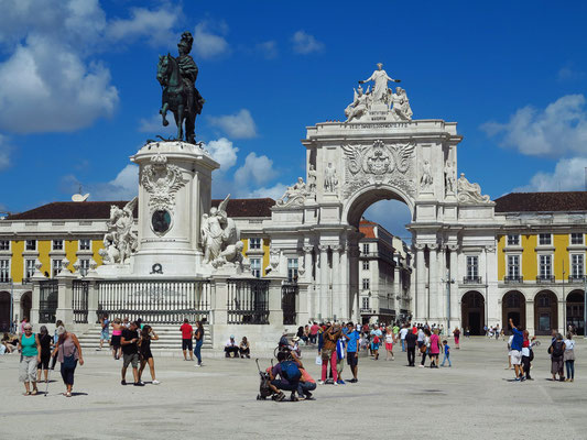 Praça do Comércio. Die Reiterstatue auf der Mitte des Platzes stellt José I. dar.