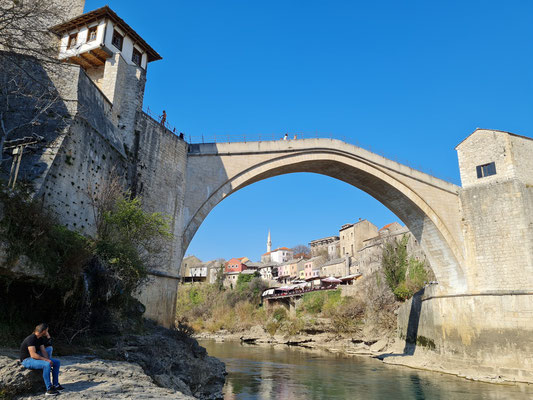 Stari Most, die alte Brücke von Mostar, ein Wahrzeichen der Stadt, 1993 von der kroatischen Armee zerstört und 2004 wieder eröffnet