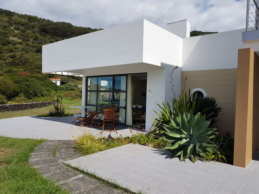 Moderne Ferienanlage Cantinho das Buganvilias, Wohnzimmer und Terrasse