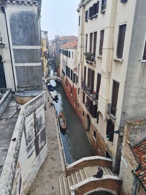 Ausblick aus dem Ca' Pesaro auf einen Seitenkanal (Fondamenta de Ca' Pesaro)