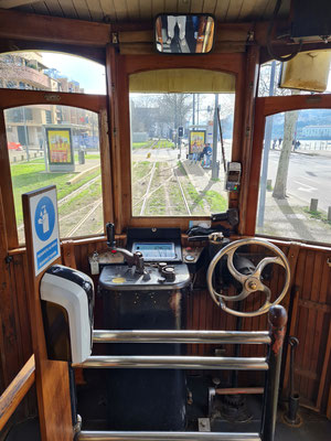 Blick in den Führerstand der alten Straßenbahn