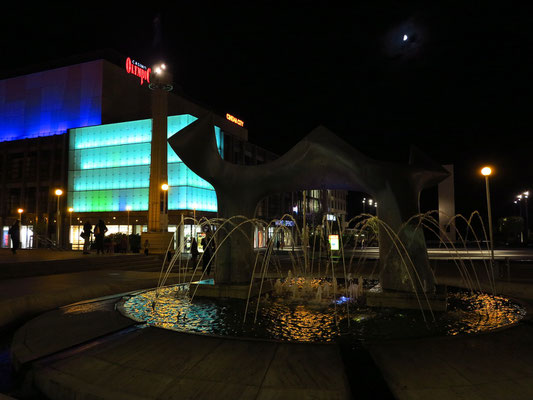 Neues Slowakisches Nationaltheater Bratislava, Blick zum Einkaufszentrum EUROVEA