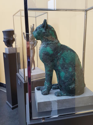 Sarkophag einer mumifizierten Katze, unbekannter Fundort, Bronze, wahrscheinlich 26. Dynastie, 664-525 BC