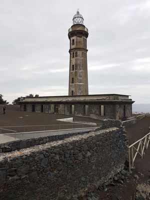 Teilweise verschütteter Leuchtturm an der Ponta dos Capelinhos