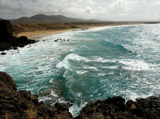 Steilküste und kleine Badebuchten südlich von El Cotillo