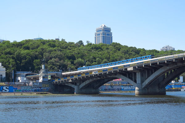 Metro Bridge, Blick zum Hochufer von Kiew