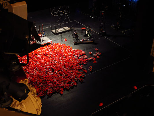 Die Schauspieler spielen in einem Berg von Bauhelmen. Bühnenbild: Mascha Mazur