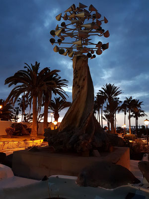 Abendliches Puerto de la Cruz, mit Skulptur von César Manrique vor der Costa Martiánez