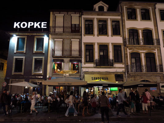 Abendliches Straßenleben in Vila Nova de Gaia