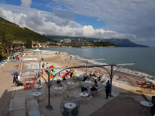 Am großen Strand von Budva