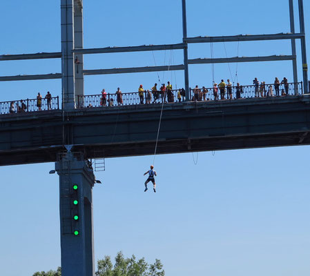 Parkovyi Bridge, Bunjee jumping