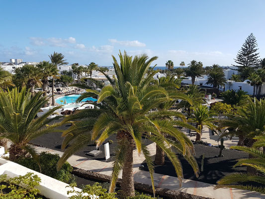 Hotel H10 Suites Lanzarote Gardens in Costa Teguise. Blick vom Balkon unseres Appartments 335 auf die Poollandschaft